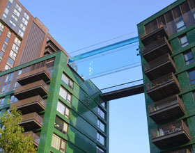London, England’s Sky Pool built to appear suspended in mid-air 