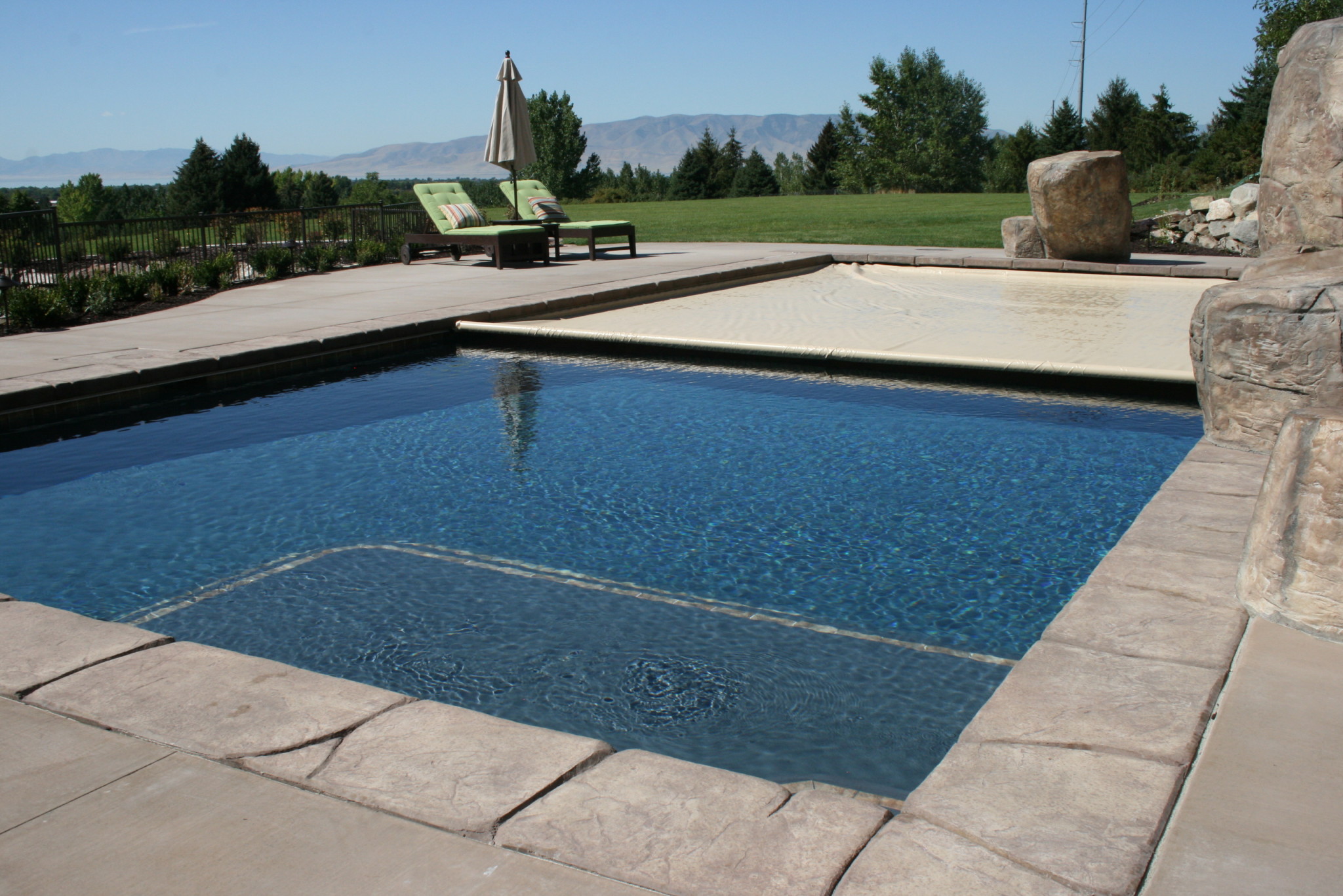 How Do Automatic Pool Covers Work