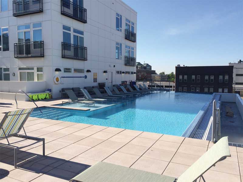 A large sun-shelf was included where loungers could be placed in 152 mm (6 in.) of water, allowing residents to relax within the pool next to the deck.