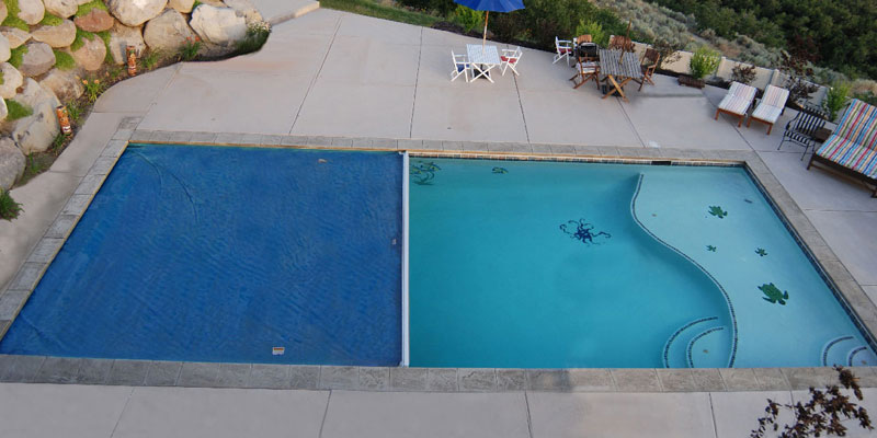 Photo Slivenbg / CC-BY-SA-3.0 Swimming pool showing a half-closed cover.