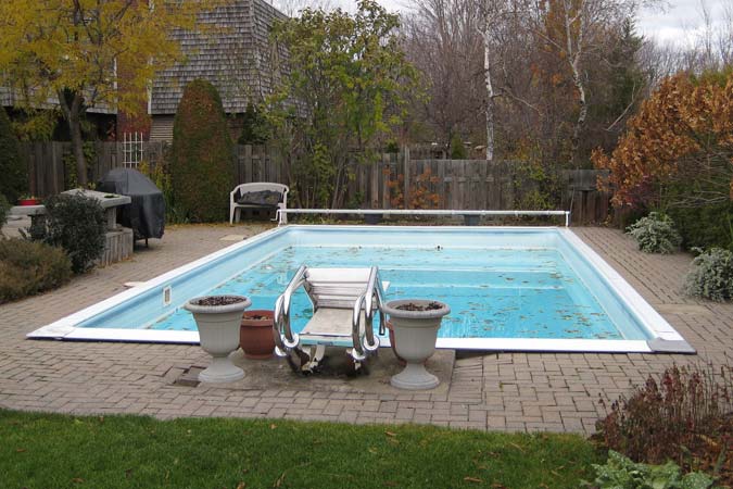 Photo courtesy Roger Willis Contracting Ltd. This ‘before’ photo shows a common interlock concrete paver from the past when options were quite limited.