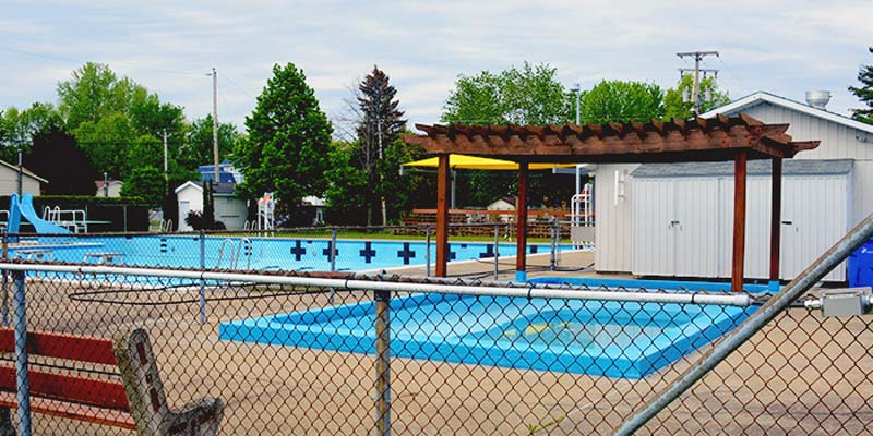 Photo courtesy Town of Pincourt The redevelopment of the Parc olympique pool and pavilion in Pincourt, Que., is getting a financial boost from federal, provincial, and municipal levels of government to the tune of nearly $1.3 million.