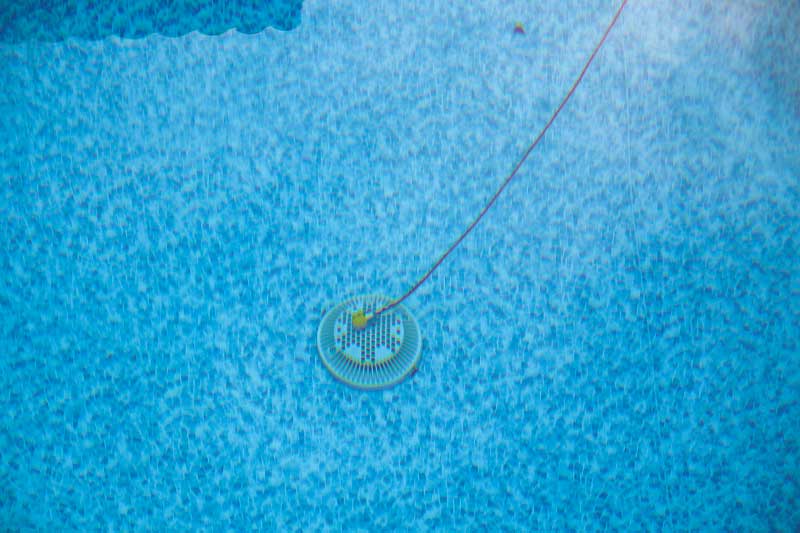 The technician drops the hydrophone into the pool and listens for the sound of leaks from inside the pool shell with an amplifier. The technician drops the hydrophone into the pool and listens for the sound of leaks from inside the pool shell with an amplifier.