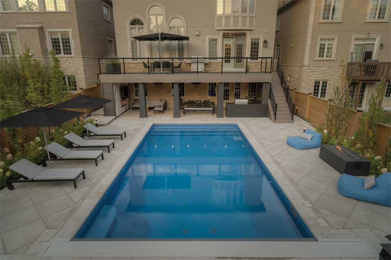 Photo courtesy Pool Craft/ © 2020 McNeill Photography The 5.5- x 10.6-m (18- x 34-ft) rectangular pool features 5.5-m (18-ft) wide vinyl over steel (VOS) steps and a 1.8-m (6-ft) VOS bench in the pool’s deep end.