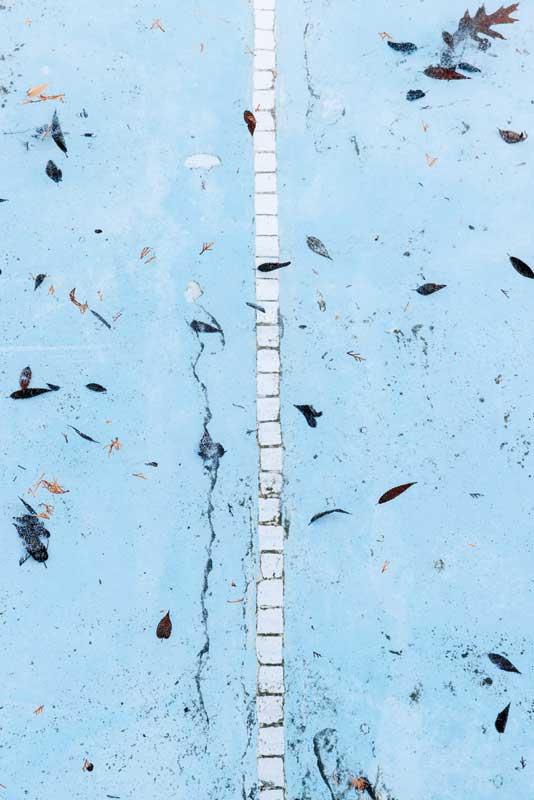 A number of leaks in the pool shell caused nearly 60,566.5 L (15,999 gal) to flow out each day, enough to lower the water level by 152.4 mm (6 in.) every 24 hours.